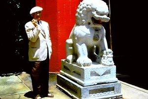 Vintage Kodachrome Red Line Slide Chinese Theatre w Director (?) Hollywood 1954 - Picture 1 of 1