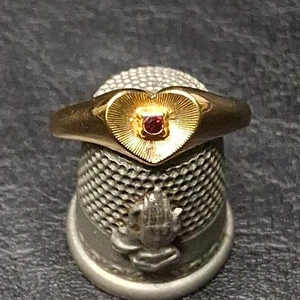 Vintage Jewelry AVON Textured Heart Ring Red Rhinestone Gold Tone. 16.173 - Picture 1 of 6