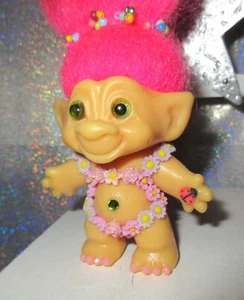 DAM TROLL in OOAK Outfit 3" Rosa Capelli Rose Costume da Bagno Fiori Vintage - Foto 1 di 4