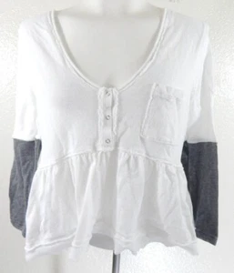 Top grande para mujer We the Free People Heart of Mine Henley gris blanco con volantes usado en excelente estado - Imagen 1 de 3