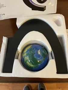 Desk decoration/floating and rotating globe in mid air - Picture 1 of 5