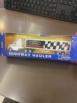 Remolque para carretera y pista Maisto International #11021W - Ford Racing Foto 1 de 4