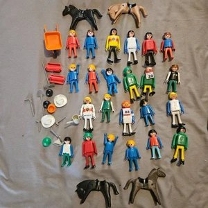 Konvolut 30+ Playmobil Figuren & Zubehör—Pferde, Schubkarre, Werkzeug, Hut - Bild 1 von 7