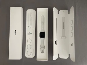 Apple Watch Series 3, 38mm Boîtier en Aluminium Argenté avec Bracelet Sport Blanc - Photo 1 sur 11