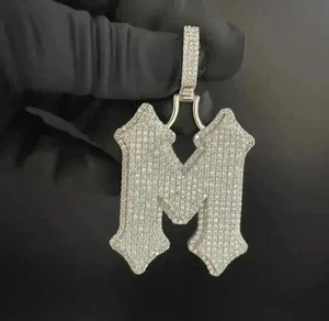 Colgante redondo de moissanita de 3,00 quilates con letra M personalizado enchapado en oro blanco de 14 quilates - Imagen 1 de 8