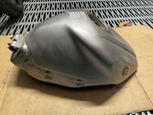 Serbatoio grigio grattato Yamaha R1 2002 2003 - Foto 1 di 6