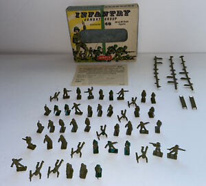 Airfix 1960s US WWII Infantry Combat Group HO & OO 46 soldiers 2 stretchers Box