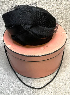 De Colección Schiaparelli Negro Piel de Castor Fieltro Pastillero Sombrero Red Satinado Cruz Frontal + Caja Foto 1 de 4