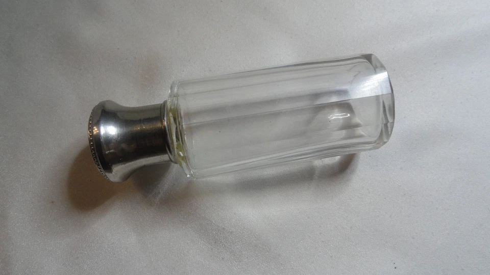 ancien FLACON à parfum en CRISTAL  du 19-20e Bouchon métal argenté ou chromé - Photo 1/4