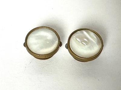 Gemelos solitarios vintage madreperla tono dorado redondos PATENTE CHALECO - 7/8” de diámetro Foto 1 de 4