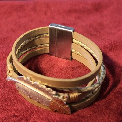 Pulsera Boho de Plumas de Cuero Sintético 7" - Cierre Magnético Multi Hilo Tostado -... Foto 1 de 3
