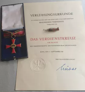 BRD Verdienstkreuz am Band mit Urkunde für Damen 1961 Lübke Bundespräsident - Bild 1 von 6