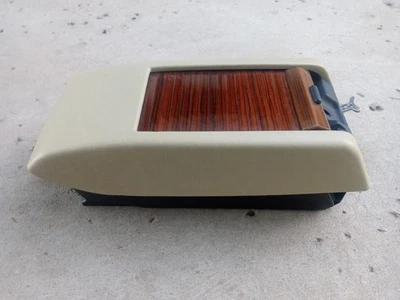 梅赛德斯奔驰 w126 中控台存储手套盒和钥匙 BEIGE 奶油 '81-'91 — 第 1/4 张图片