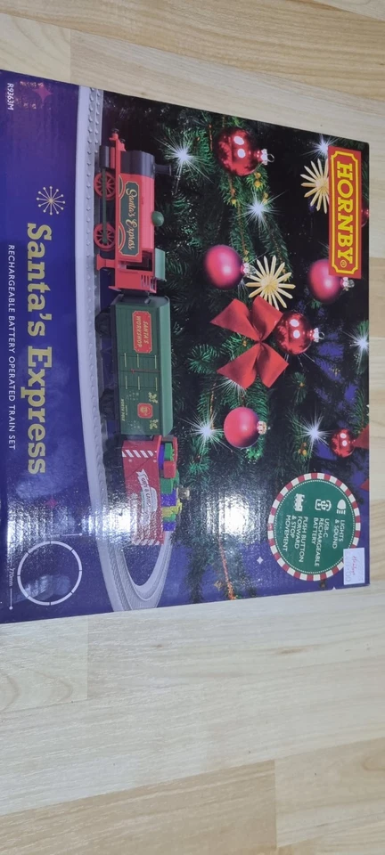 Hornby R9363M Santa's Express Christmas Train Set - Analogue OO Gauge 1 76 Scale