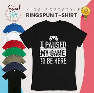 I PAUSED MY GAME TO BE HERE INSPIRIERT T-SHIRT KINDER KINDER GESCHENKIDEE | LUSTIG - Bild 1 von 8