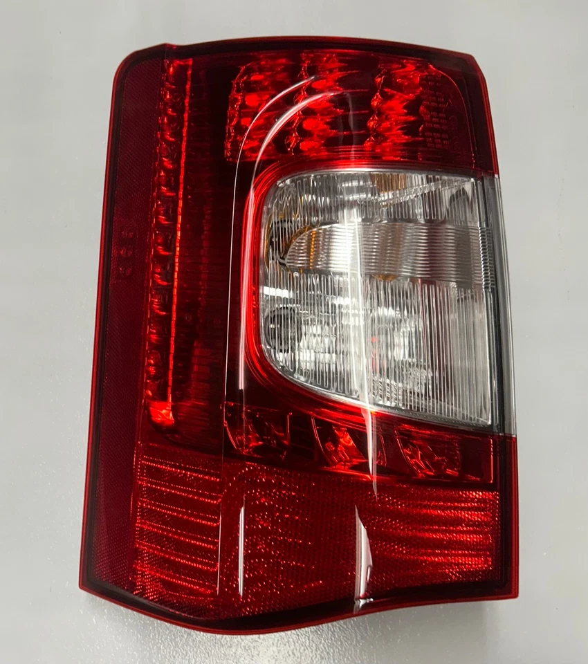 Luz trasera para conductor Chrysler Town & Country LH 2011-2016 OEM 05182531AE genuina Foto 1 de 4