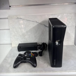 Microsoft Xbox 360 S Console 1439 320GB Black - Picture 1 of 16
