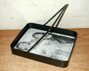 BANDEJA CON MARCO DE FOTOS DE METAL GULATI OVERSEES 8" X 10" CON ASA DE TRANSPORTE - Imagen 1 de 10