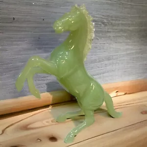 Verde vintage (lucite?) Set di due (2) cavalli in plastica finta giada Hong Kong - Foto 1 di 8