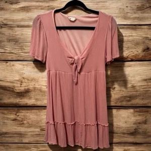 Vestido Boho Rosa Altar’d State Corbata Frontal Volantes Dobladillo Manga Corta Fluido Mediano - Imagen 1 de 10