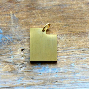 Utah State Charm - Brushed 24k Gold Plated Stainless Steel Pendant Minimal - Bild 1 von 3