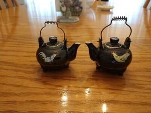 Agitadores de sal y pimienta de colección Redware Japón con patas pintadas a mano negras - Imagen 1 de 4