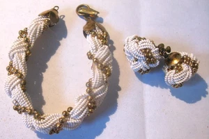 Set orecchini vintage multifilo bianco con perline tono oro bracciale e retro a vite - Foto 1 di 3