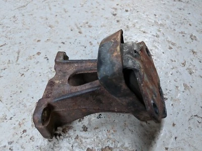 TOYOTA LAND CRUISER 3.0 TD ENGINE MOUNT OS DRIVER SIDE RIGHT - Image 1 of 4