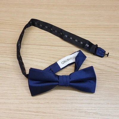 Pajarita para hombre Calvin Klein azul liso satinado texturizada preatada Foto 1 de 4