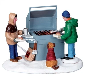 Lemax 44234 - GRILLIN'' & CHILLIN'' - Villaggio di Natale Villaggio Invernale Nuovo - Foto 1 di 1