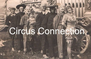 C1910's - Ringling Bros Circus Clowns accanto al carro con ragazza giullare RPPC - AAFN - Foto 1 di 3
