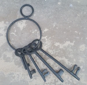 Rustic Jailor Pirate Skeleton Keys Ring Black Cast Iron Old West Décor 5 Keys - Picture 1 of 4