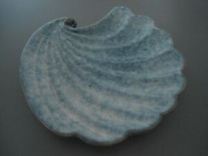 Muschel aus weiss-glasiertem Porzellan;ca 15x10cm 
