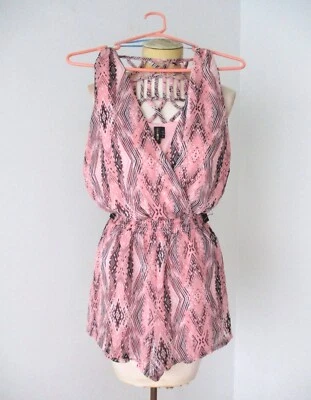 Boutique pink black Aztec geometric silky beach romper strappy lattice back S - Imagem 1 de 4