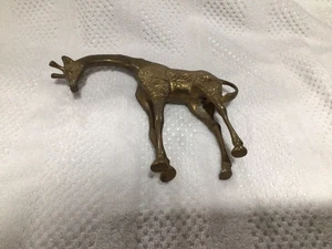 Statuina giraffa dettagliata in ottone massiccio alta 8 pollici piegata con coda curva - Foto 1 di 4