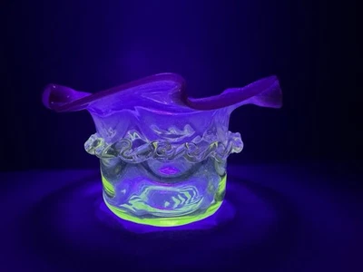 Azúcarero de vidrio de uranio rosa y vaselina opalescente brilla antigua Inglaterra Foto 1 de 4