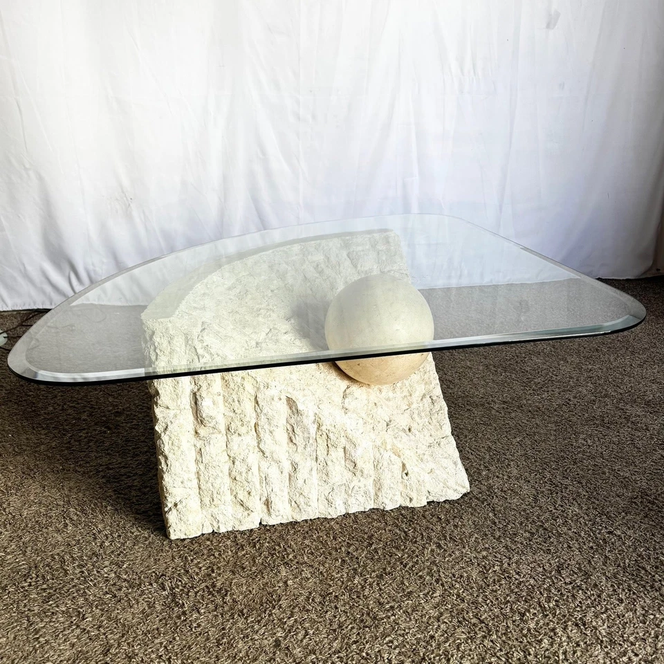 Mesa de centro triangular de piedra teselada posmoderna Foto 1 de 1