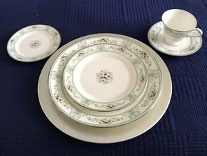WEDGWOOD Agincourt Green Bone China Dishes 5 Pc Place Setting(s) - Picture 1 of 6