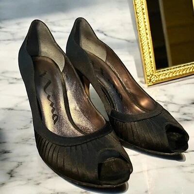 Zapatos elegantes de satén Nina para mujer talla 7,5 M negros de tacón alto punta abierta Foto 1 de 4