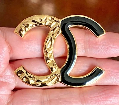 Broche grande Chanel CC / D211,43-2539 en tono dorado Foto 1 de 4