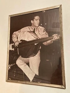 Elvis Presley gerahmtes Foto mit Aufhänger ca. 8" x 10" - Bild 1 von 2