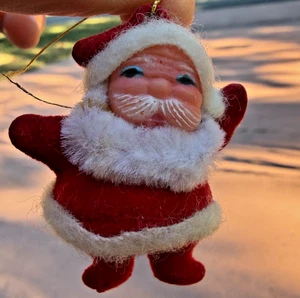 Mini adorno navideño vintage de fieltro flocado kitsch de Papá Noel años 60 ¡2" de alto! - Imagen 1 de 2