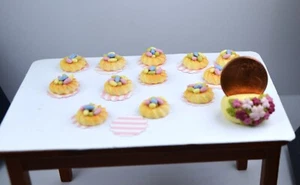 *~* 2 Ostergebäck Stücke auf kleinen Tabletts Handarbeit für das Puppenhaus *~* - Bild 1 von 3