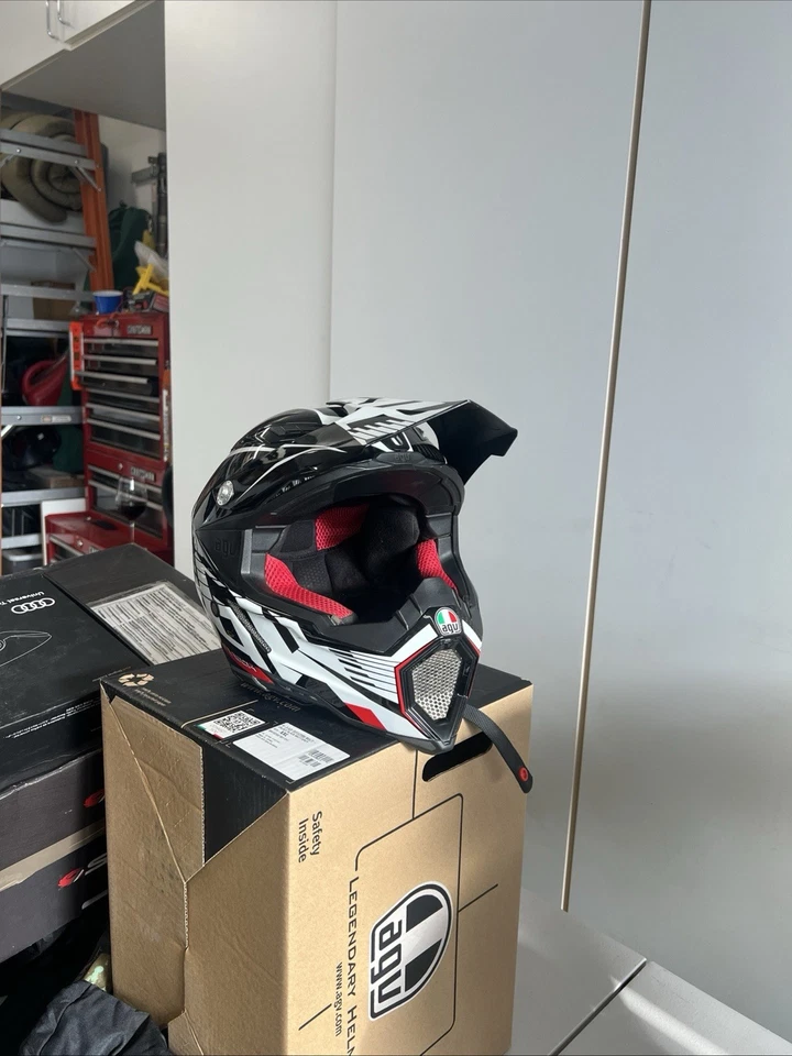 Casco de carbono AGV AX-8 talla M rojo/blanco/negro 57-58 Foto 1 de 4