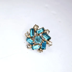 Vintage Rhinestone Gold Tone Emerald Round Cut Teal Prong Set Small Brooch Pin - Picture 1 of 6