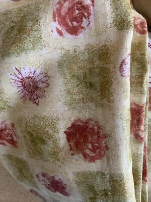 Tecido Waverly LaFayette quadrado floral rosa e verde claro 3 1/2 yda 54” de largura  - Imagem 1 de 4