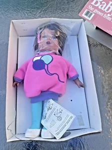 Bambola afroamericana Baby Grows 1987 di Playmates #8101 - NUOVA in scatola con istruzioni - Foto 1 di 10