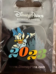 Rarität Disney Parks Exclusive Daisy Duck 2023 Jahr PIN Booster Schloss Disney 152766 - Bild 1 von 4