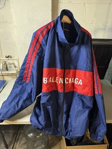 CHAQUETA BALENCIAGA AZUL Y ROJO LOGO CREMALLERA MEDIANA 100% AUTÉNTICA Venta al por menor: $1500+ - Imagen 1 de 4