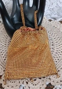 VINTAGE WHITING & DAVIS CO MESH BAGS GOLD TONE FULLY-LINED CHAIN DRAWSTRING BAG - Picture 1 of 22